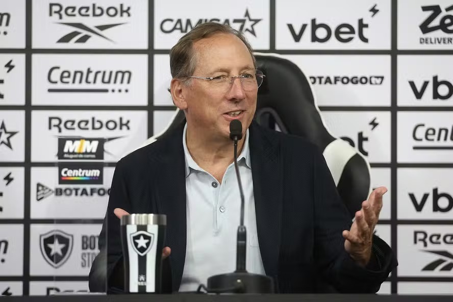 Justiça do Rio proíbe John Textor de negociar jogadores do Botafogo