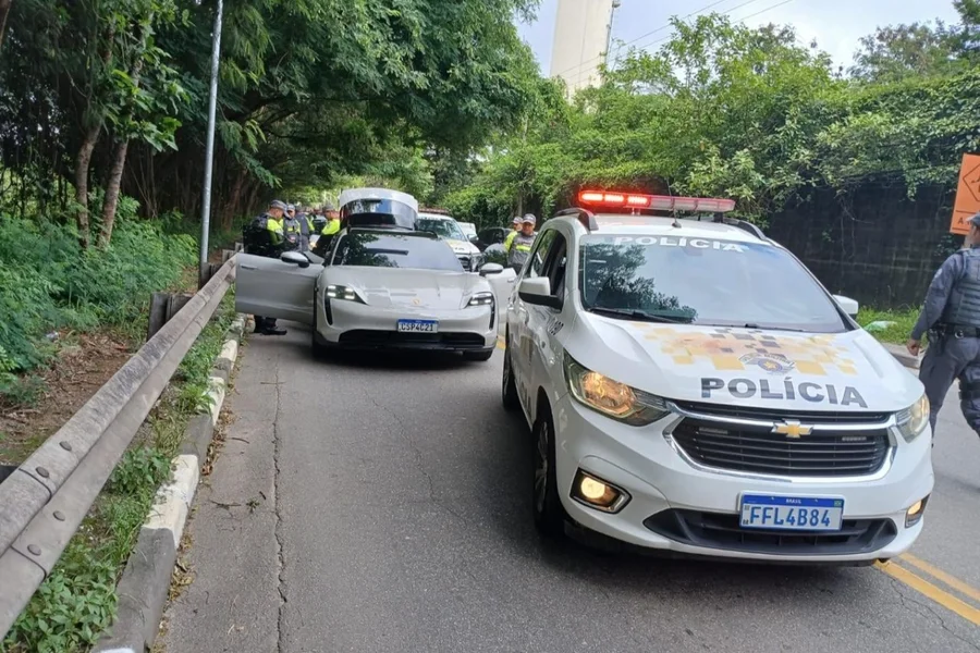 Polícia prende advogado com carro de luxo roubado após perseguição em São Paulo