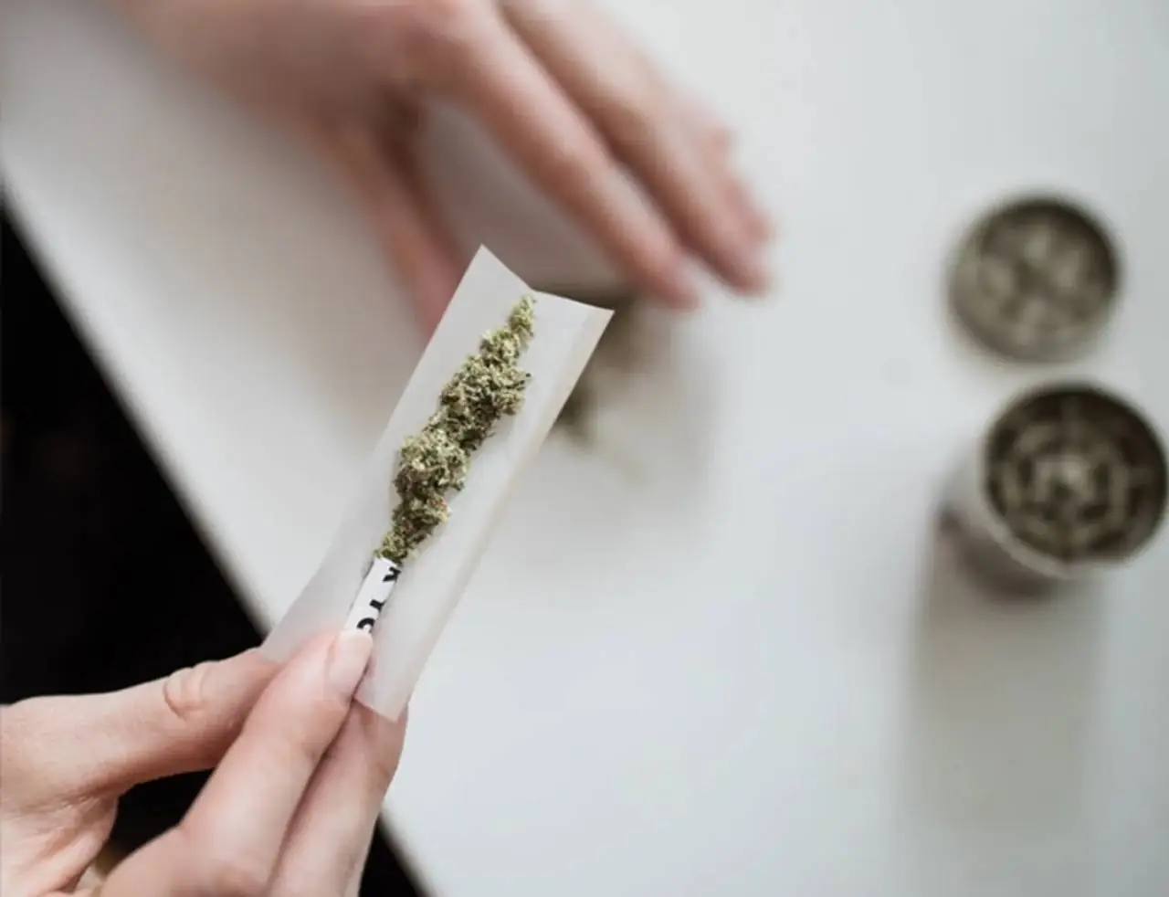 Quantia ínfima de droga sem indícios de tráfico não autoriza preventiva, diz desembargadora