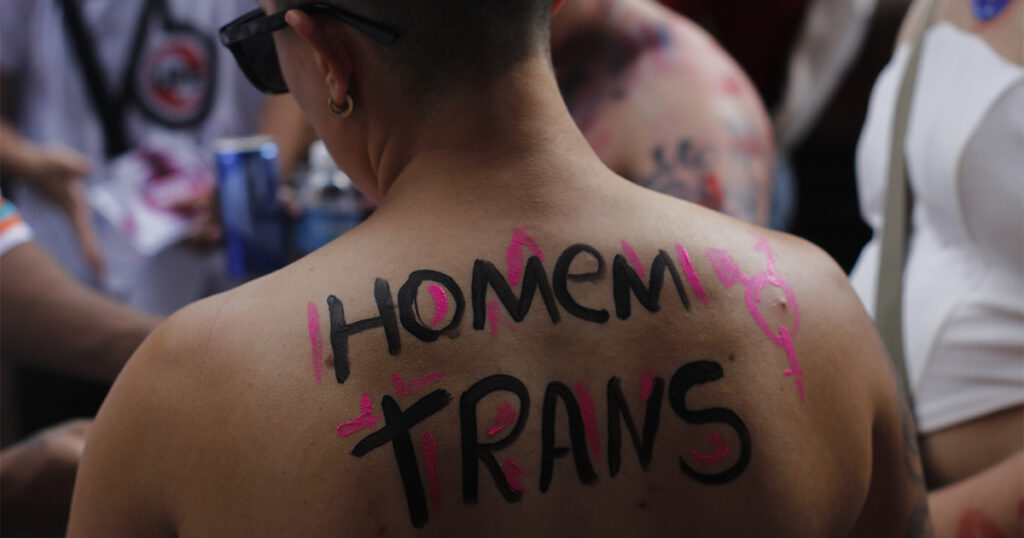 Justiça condena banco a indenizar homem trans por recusar a atualizar cadastro