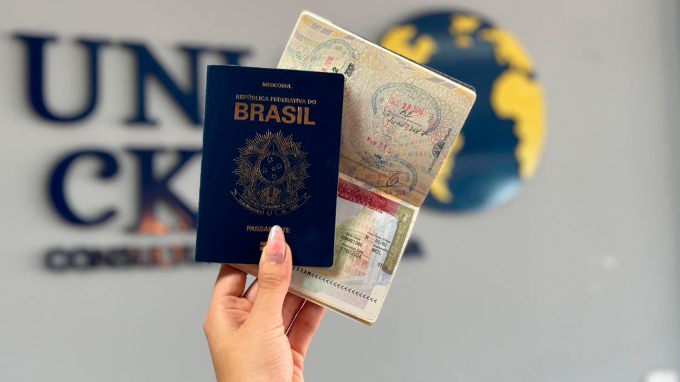 Congelamento da emissão de vistos de imigrantes para Brasil e mais 74 países entra em vigor hoje
