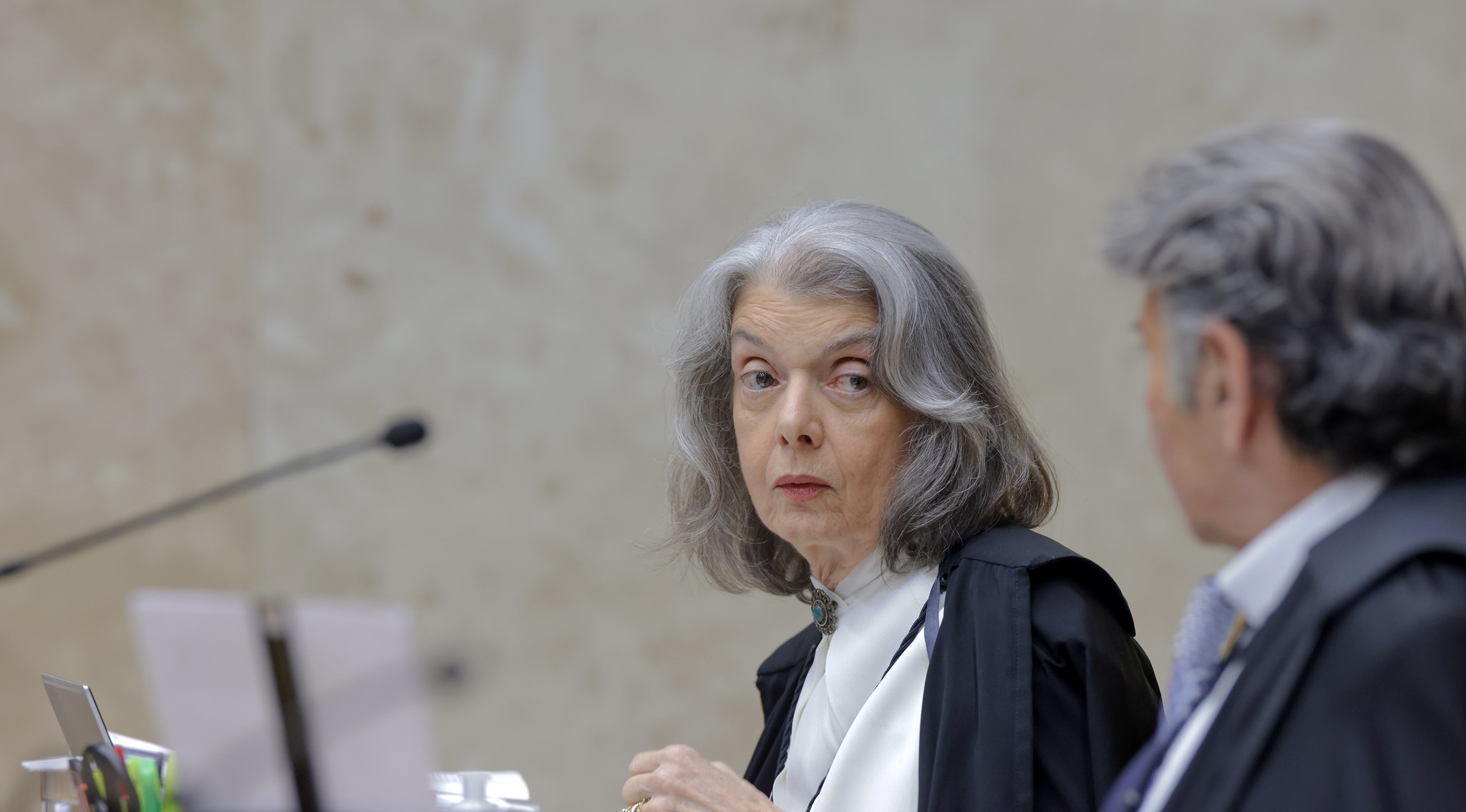 Cármen Lúcia vota contra gratificação a aposentados do INSS