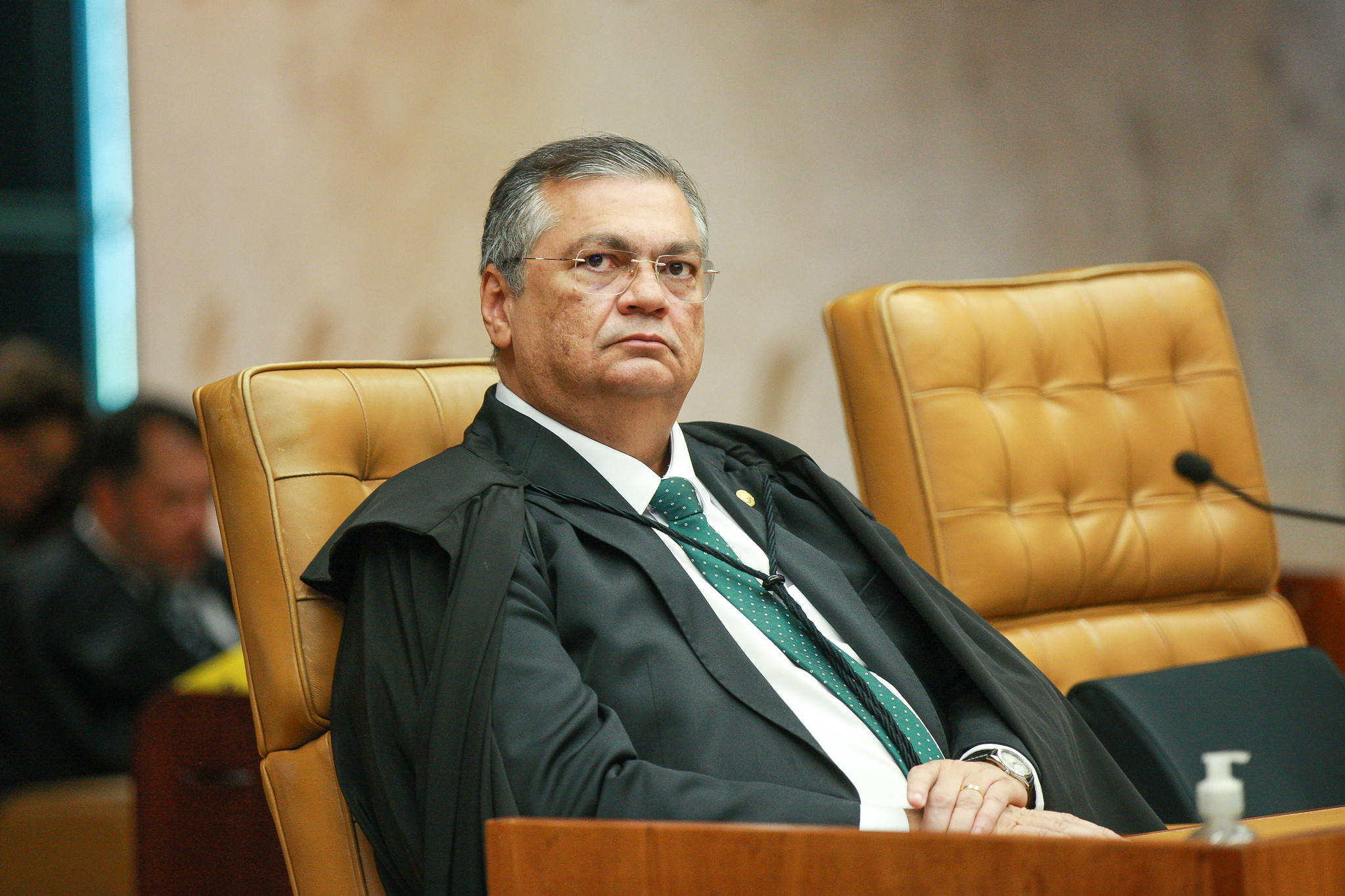 Dino determina suspensão de penduricalhos acima do teto nos Três Poderes