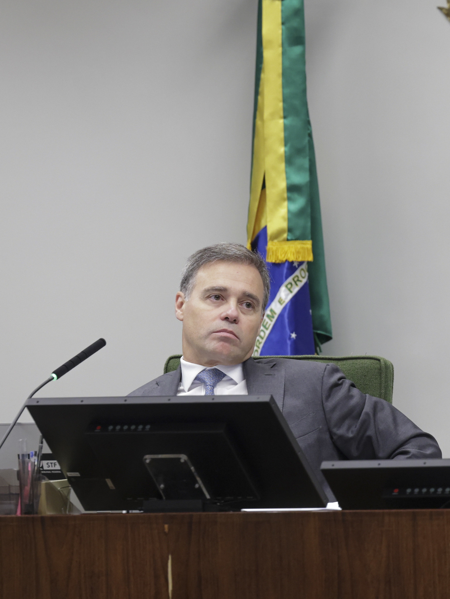 André Mendonça devolve à CPMI do INSS dados sigilosos de dono do Banco Master