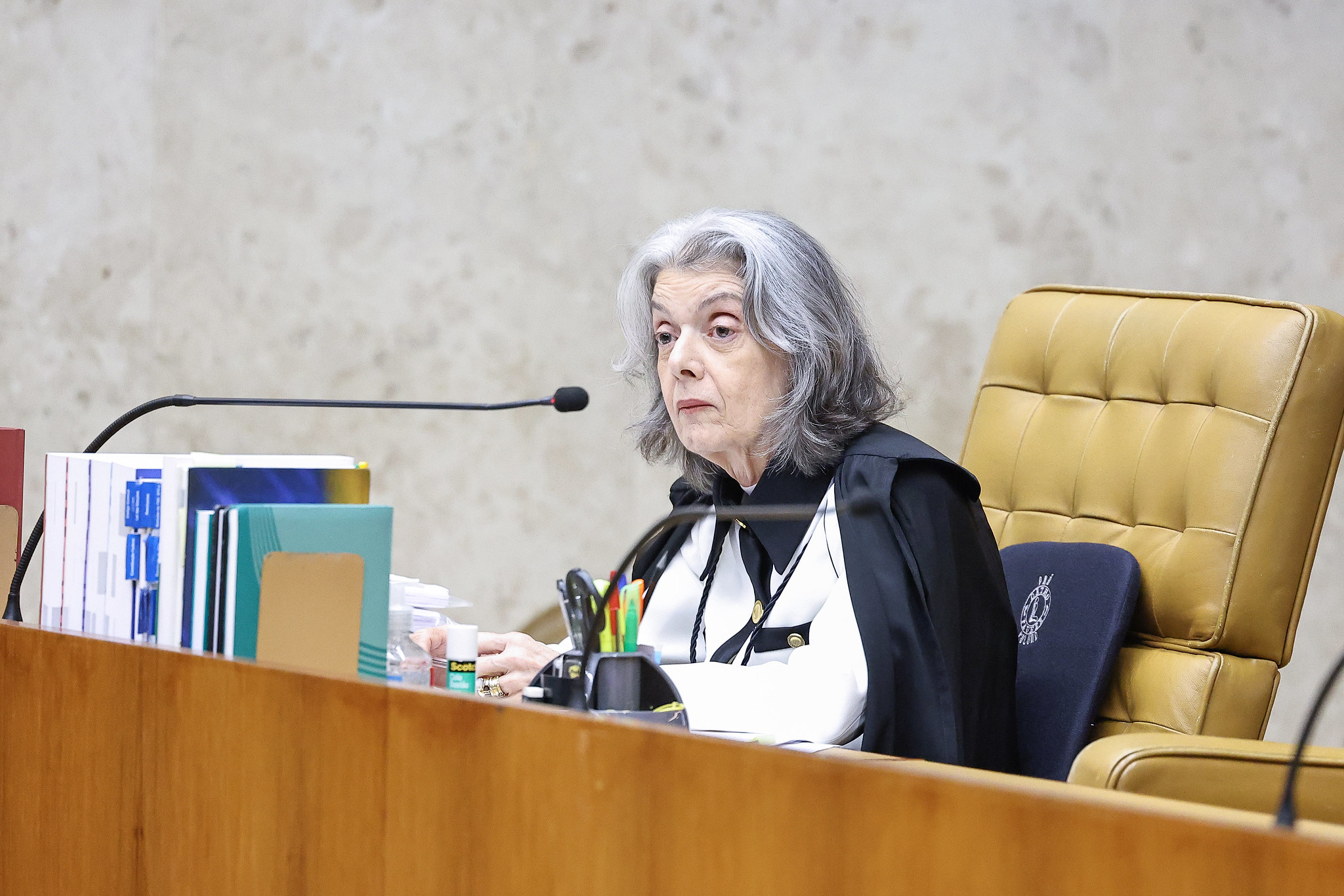 Servidores inativos do INSS não têm direito a novo piso da gratificação de desempenho, decide STF