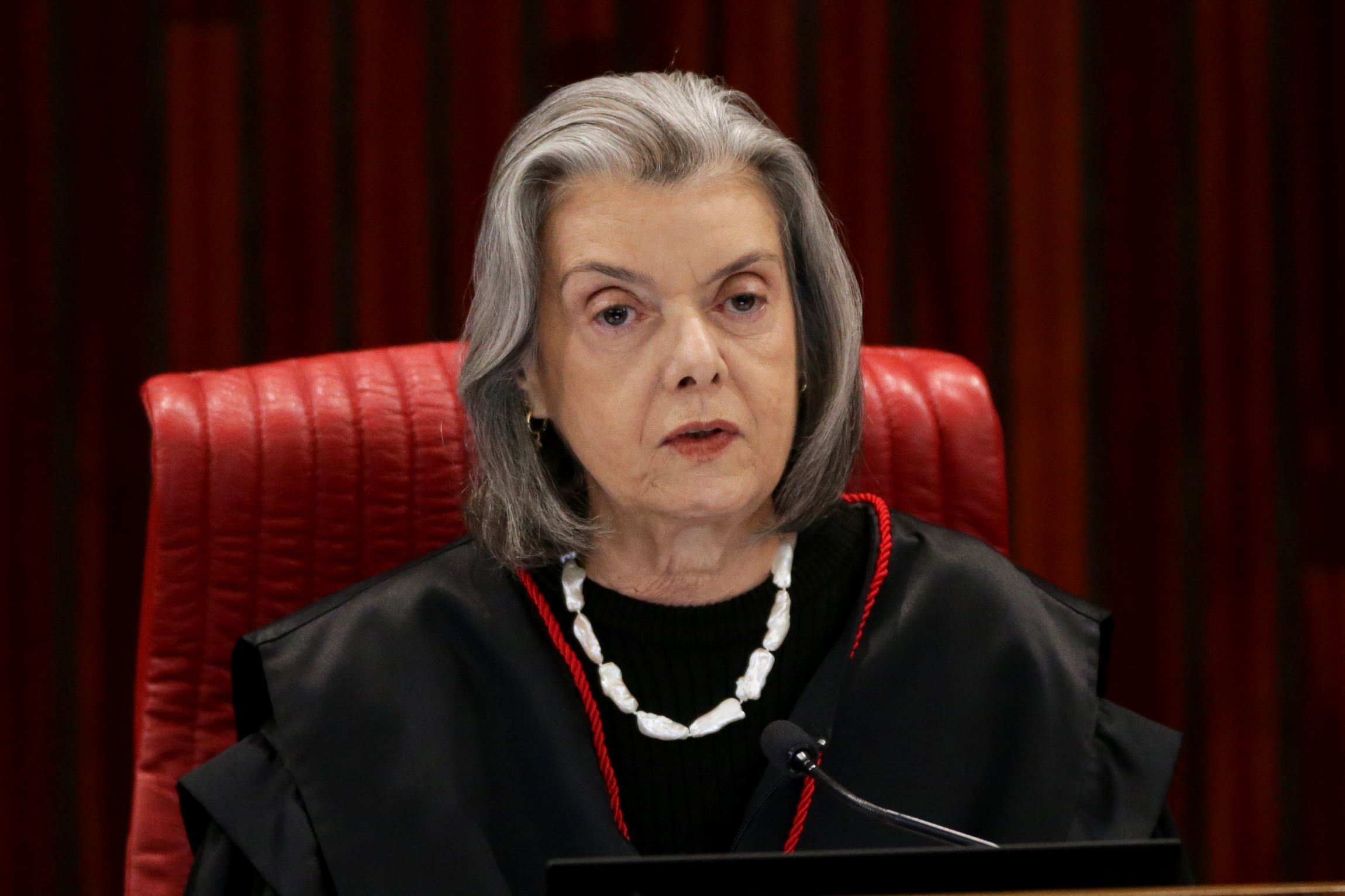 Cármen Lúcia afirma que mulheres são excluídas dos espaços de poder por não participarem dos “clubes de charutos”