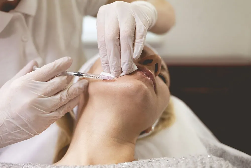 Ministério Público pede proibição de biomédicos realizar estética invasiva