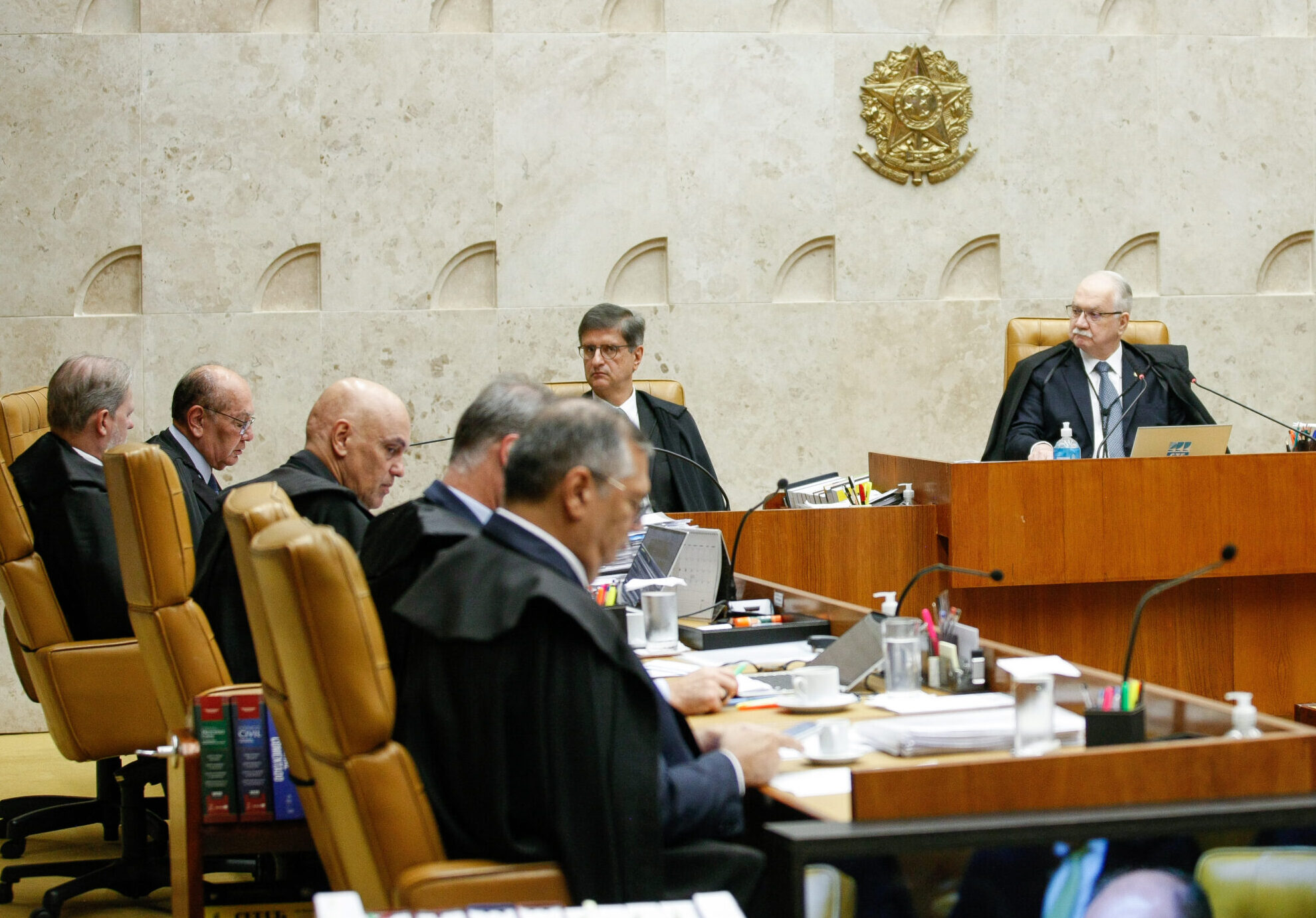 STF marca para 25 de março julgamento de liminares sobre suspensão de verbas acima do teto