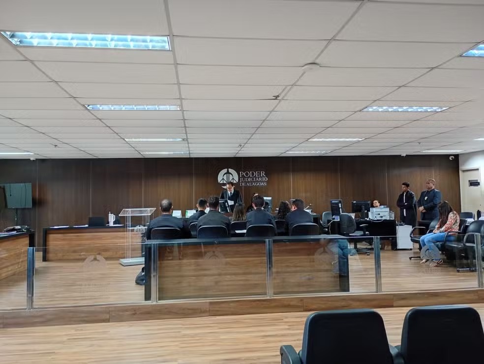 Justiça condena mulher a 17 anos de prisão por arremessar enteado do quarto andar