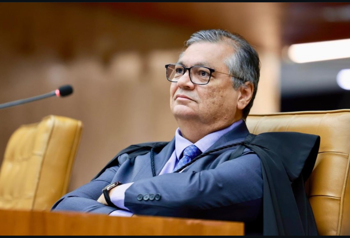 Ao completar 2 anos no STF, Dino diz que “sirvo com muita alegria” mas lamenta que “não posso me defender”