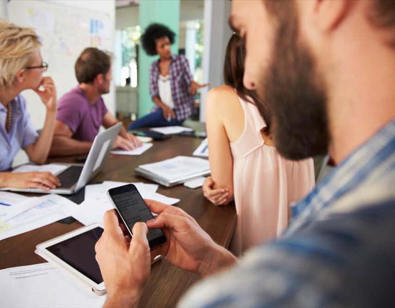 Uso de celular fora do expediente não garante adicional de sobreaviso, decide TRT-4