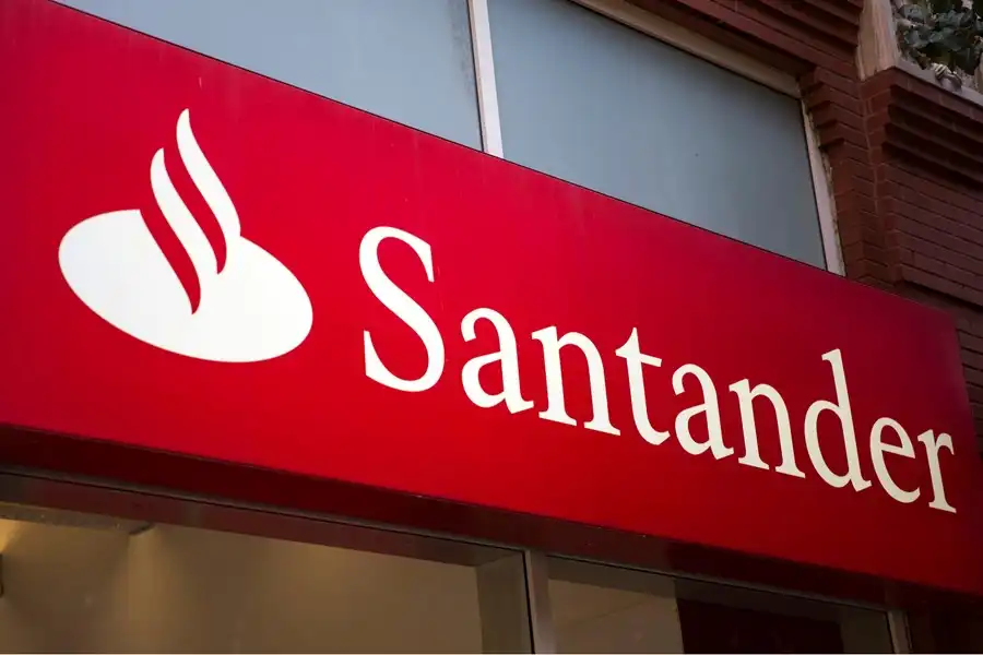 Santander é multado em R$ 1 milhão por manter “nome morto” de cliente trans no cadastro